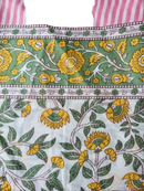 Vibranter grüner und gelber lunghi sarong mit rosa weiß gestreiftem rand bei mana shop erhältlich