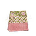 Gefalteter lunghi sarong aus baumwolle mit grünem, rosa floralem muster und roten streifen von mana shop