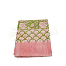 Gefalteter lunghi sarong aus baumwolle mit grünem, rosa floralem muster und roten streifen von mana shop