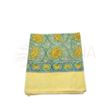 Gefaltener lunghi sarong aus baumwolle mit mintgrünem grund gelben floralmotiven und teal rahmendetails von mana shop