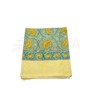 Gefaltener lunghi sarong aus baumwolle mit mintgrünem grund gelben floralmotiven und teal rahmendetails von mana shop
