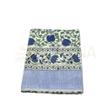 Gefaltetes blau-grünes lunghi sarong tuch aus baumwolle mit floralem muster und gestreiftem rand von mana shop