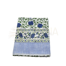 Gefaltetes blau-grünes lunghi sarong tuch aus baumwolle mit floralem muster und gestreiftem rand von mana shop