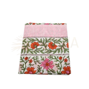 Gefalteter lunghi sarong aus baumwolle mit leuchtendem blumenmuster in orange und pink von mana shop