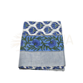 Gefaltener blauer und grüner lunghi sarong aus baumwolle mit floralem muster und gestreiftem rand von mana shop