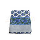 Gefaltener blauer und grüner lunghi sarong aus baumwolle mit floralem muster und gestreiftem rand von mana shop