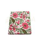 Gefalteter lunghi sarong aus baumwolle mit pink grünem blumenmuster auf weißem grund von mana shop