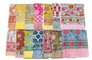 Eine kollektion bunter lunghi sarong baumwolltücher mit floralen und geometrischen mustern für mana shop