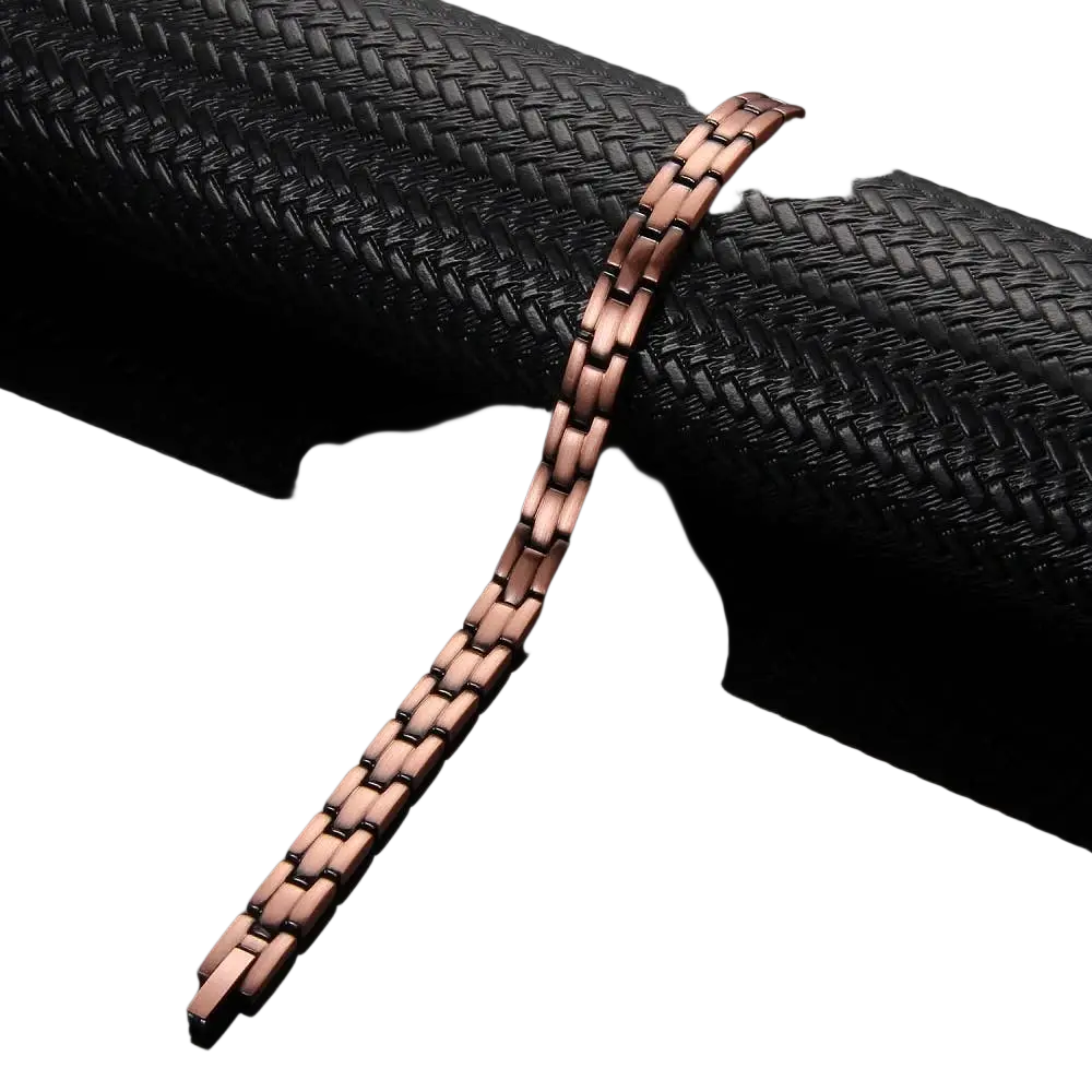 Ein elegantes, roségoldfarbenes magnetisches kupferarmband mit segmentiertem, ineinandergreifendem metalldesign