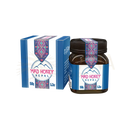 Ein glas mit mad honey nepal von mana shop mit blau-weißem etikett und pink-lila geometrischen mustern