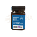 Ein dunkelbraunes glas mit schwarzem rippenverschluss und blauem etikett mad honey nepal traditionell geernteter honig