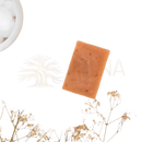 Ein rechteckiger peachfarbener mademoiselle agathe bio-grapefruitseife mit sanfter reinigung auf weißem handtuch im mana shop