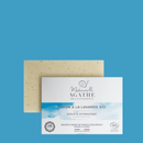 Mademoiselle Agathe Bio-Lavendelseife mit weiß-blauer Verpackung auf blauem Hintergrund.
