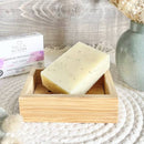 Natürliche Bio-Patchouli-Seife von Mademoiselle Agathe mit tonisierendem Glanz, zeigt die Seife in ihrer eleganten Verpackung.