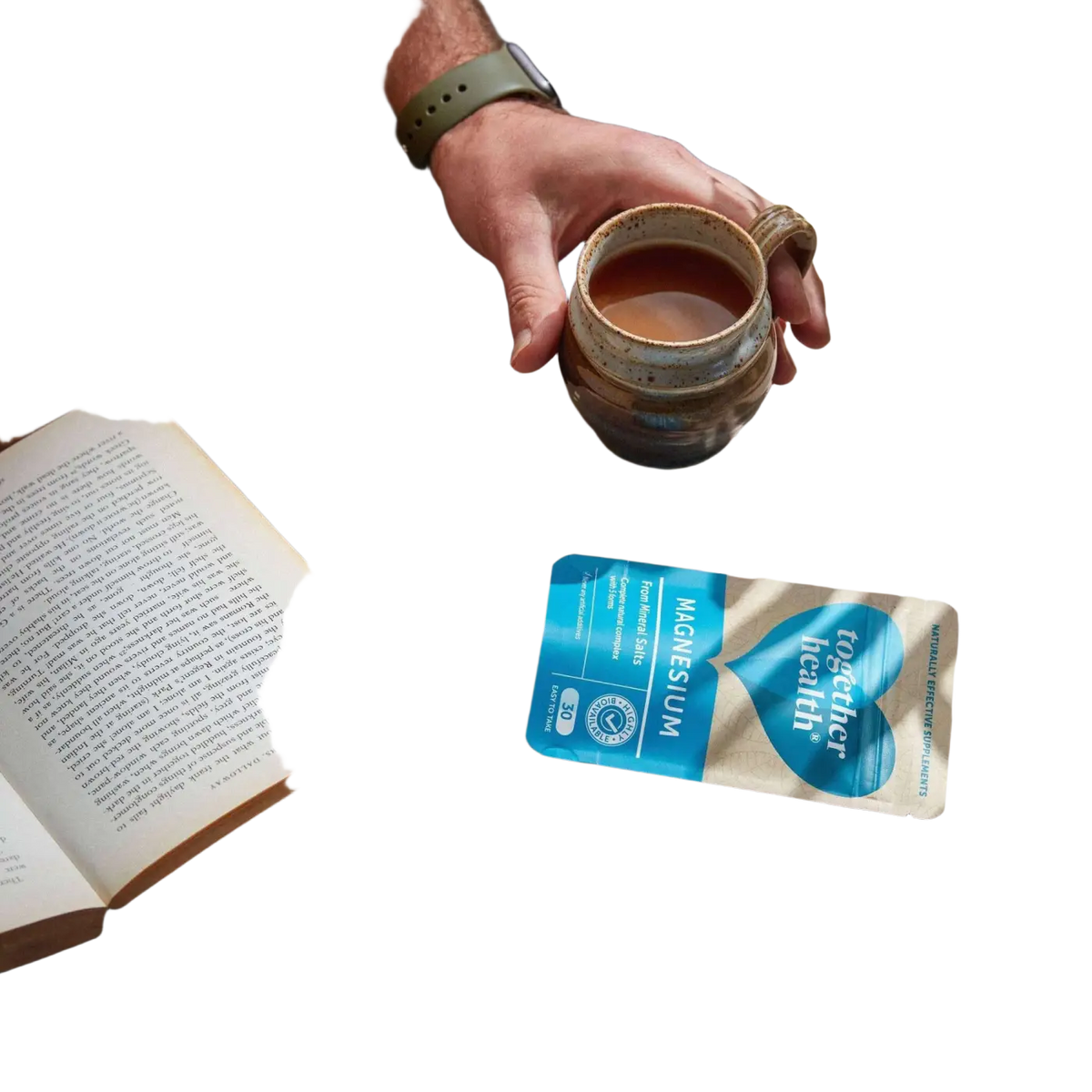 Magnesiumpräparat von Together Health in 30 Kapseln, Nahrungsergänzung, rustikale Keramiktasse im Hintergrund