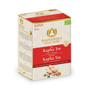 Eine Packung „Maharishi Ayurveda Bio Kapha Tee“ in weiß-rotem Design mit einer Illustration von frischem Ingwer, Gewürznelken und Kurkuma am unteren Rand.