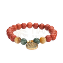 Goldener kreisförmiger anhänger mit geometrischem design an mala armband aus rotem jasper, moosachat und tigerauge