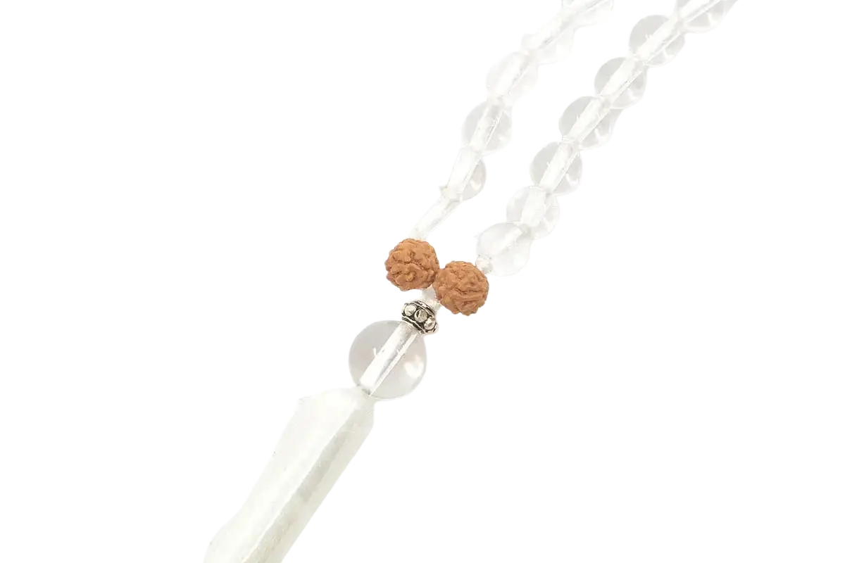 Weiße Bergkristall Mala-Kette auf braunem Faden von GangaPrem, handgefertigter Schmuck mit Quarz.