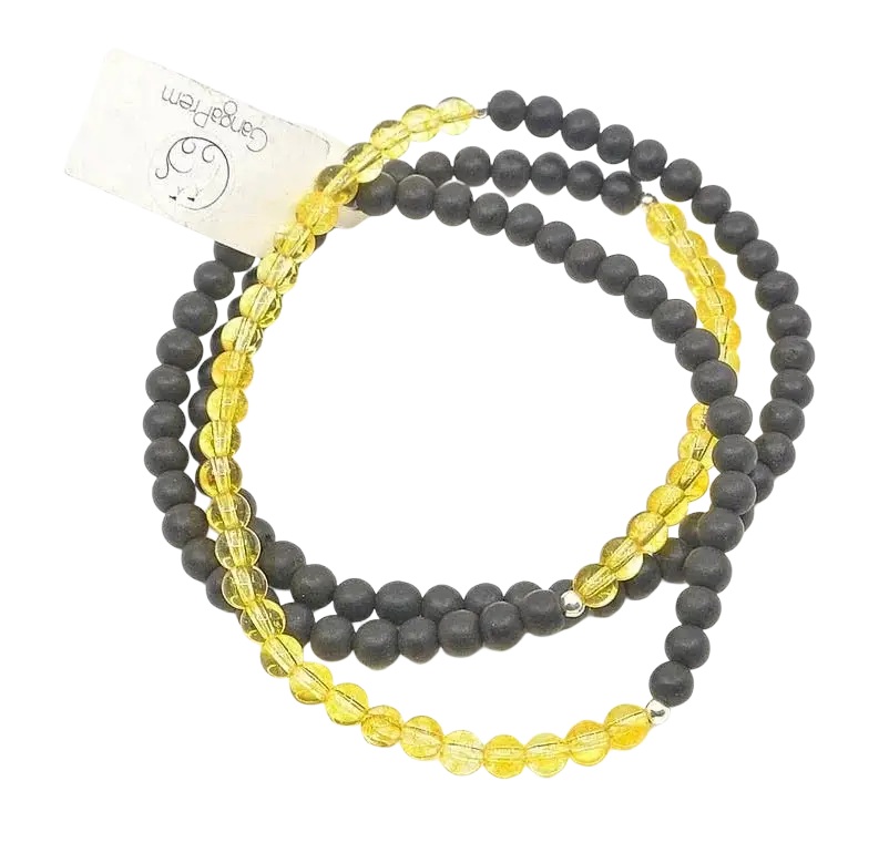 Kurzes Mala aus Ebenholz und Citrin, bestehend aus drei dehnbaren Perarmbändern, GangaPrem Schmuck.