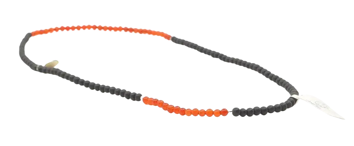 Kurzes Mala aus Ebenholz und Karneol, Schmuck, mit auffälligem Kontrast, von GangaPrem, mit schwarzen und orangefarbenen Perlen