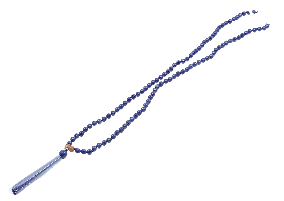 Schmuck Mala aus Lapislazuli mit tiefblauen Perlen, passendes Halskettendesign von GangaPrem, detailreiche Perlen und natürliche Textur