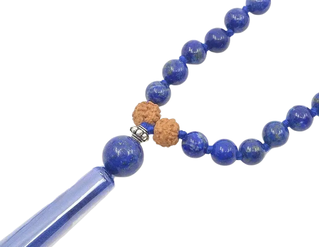 Tiefblaue Mala mit Lapislazuli-Perlen aus Silber, elegantes Schmuckstück von GangaPrem