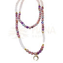 Eine mala perlenkette mit rosenquarz, mondanhänger und goldtonen für spirituelles gleichgewicht