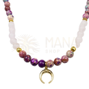 Delikate mala perlenkette mit rosenquarz und mondanhänger für spirituelles gleichgewicht am hals und handgelenk