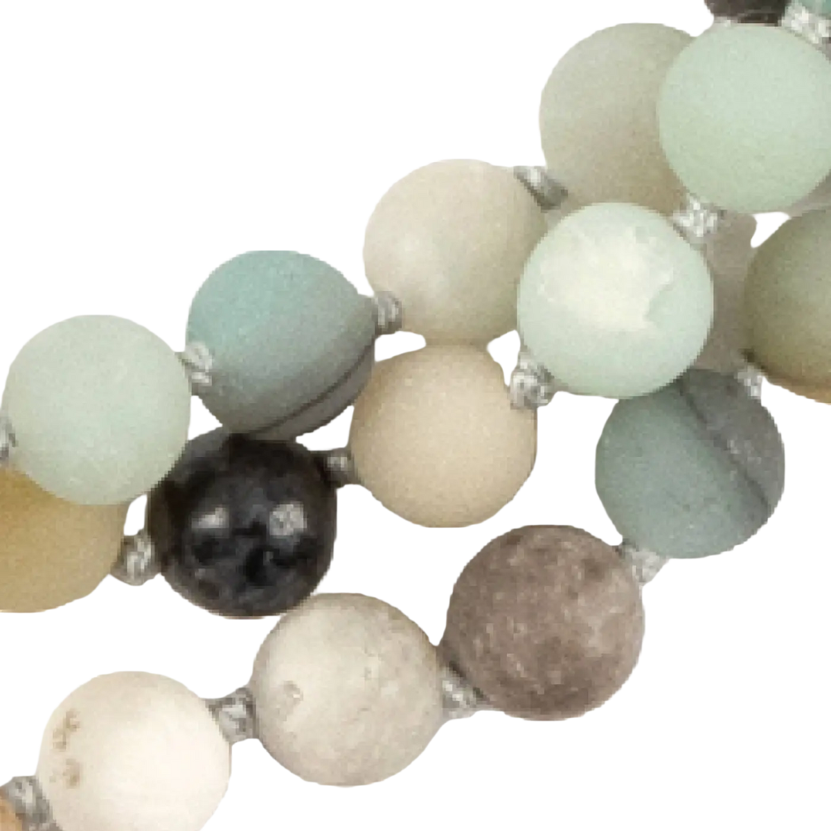 Lange Mala Perlenkette von Myga Eco mit Amazonit und Labradorit, Schmuck, auf einem neutralen Hintergrund sichtbar