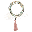 Mala perlenkette growth amazonit mit mehrsträngigem design aus glatten erdigen grünen, beigen und schwarzen perlen mit rosa quaste für intuition und wachstum