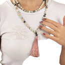 Feine mala perlenkette growth amazonit mit mintgrauen perlen und rosa quaste fördert intuition und wachstum