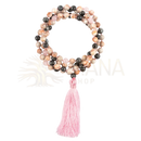 Delikate mala perlenkette von mana shop mit healing labradorit rosenquarz und rosa quasten in erdigen rosa- beige- und schwarztönen