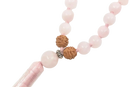 Eine rosa rosenquarz mala mit glatten perlen und zwei braunen rudraksha samen für mala rosenquarz bei mana shop