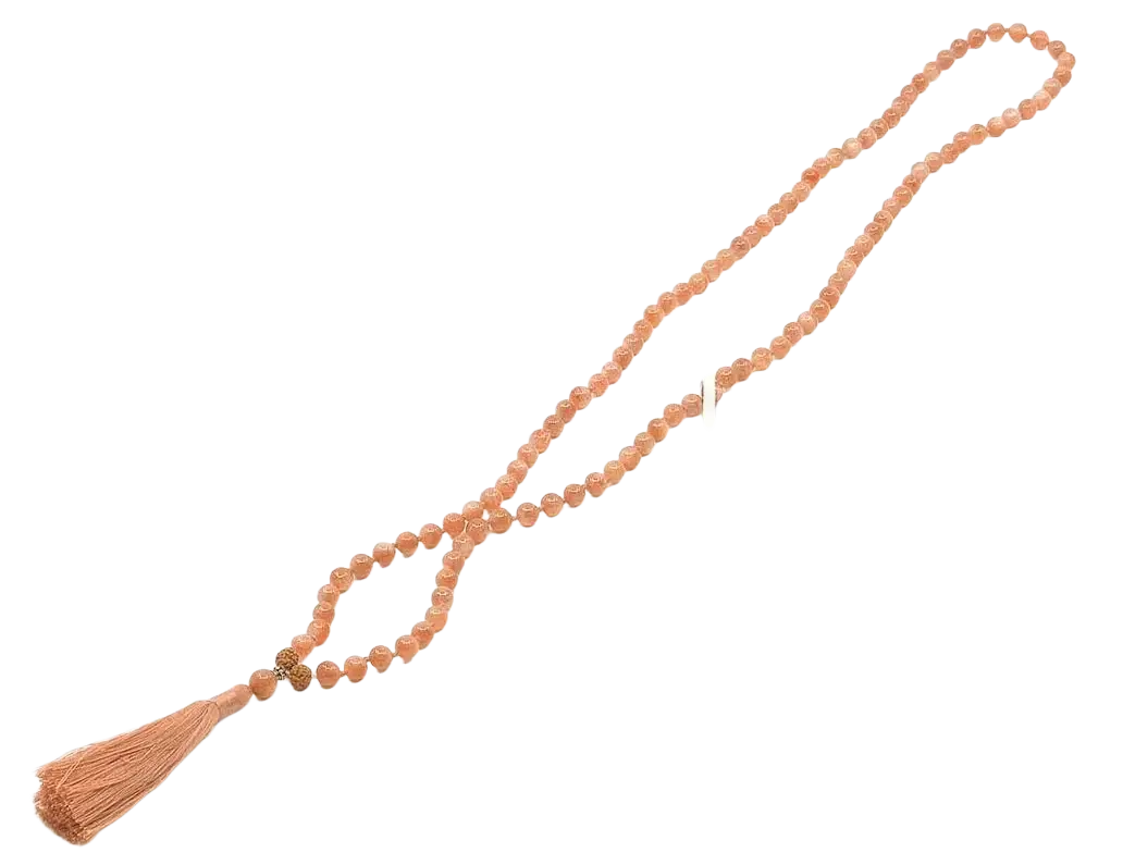 Perlen-Mala aus Sonnenstein von GangaPrem, pfirsichfarbene facettierte Perlen, elegantes Schmuckstück für spirituelle & stilvolle Looks