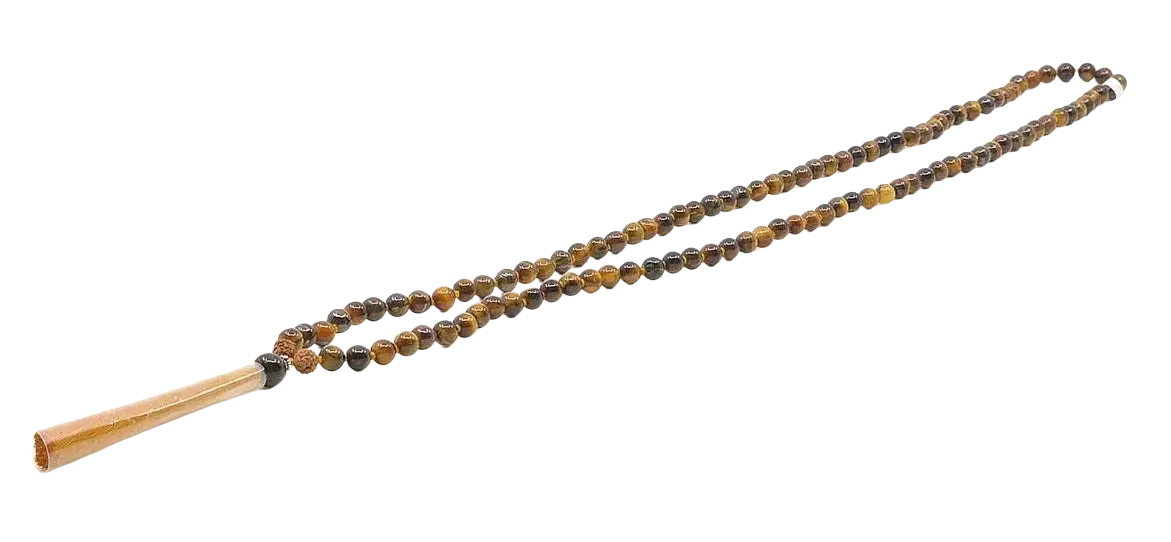 Lange, schlanke Tigerauge-Schmuckperlenkette von GangaPrem mit glatten Perlen, Holz-Elementen und Tassel.