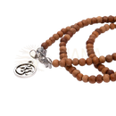 Braunes mala wickel-armband aus sandelholz mit silbernen elefanten und om charme gewickeltes dreimal armband