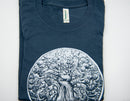 Bio T-Shirt Wurzelbaum des Lebens von Mana Kendra, handbedruckt in Bern, aus 100 % Bio-Baumwolle in Navy-Farbe.