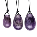 Amethyst Yoni Eierpackung mit Loch und Schnur, Schmuckstück von Mana Kendra, aus violettem Amethyst mit Schnur und Loch.