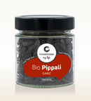 Ein Glas Cosmoveda Bio-Pippali (Langer Pfeffer), ganz.