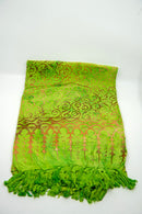 Lunghi Sarong Pareo Tuch aus Hamamtuch, 160x115 cm, in bunten Mustern, von Mana Shop, auf einem Strandhintergrund liegend.