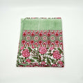 Lunghi Sarong Tuch von Mana Shop, großes Hamamtuch aus Baumwolle, zeigt das Muster und die weiche Textur des Tuchs