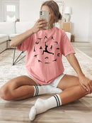 Gelbes Yoga-T-Shirt von Mana Shop, bequemes Yogashirt mit Asanas-Motiv, für Yoga-Übungen und Freizeit, aus weichem Material.