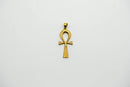 Ein goldfarbener, massiver Anhänger in Form des altägyptischen Lebenssymbols, des Ankh. Er hat eine glatte, polierte Oberfläche und eine kleine, flache Öse oben.