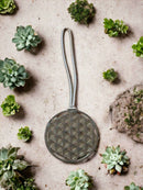 Schmuck Ornament Blume des Lebens aus Mana Shop mit filigranen Gold-Details und blumenförmigem Design.
