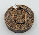 Rudraksha Armband mit Lavastein, spiritueller Schmuck für Schutz und Erdung, von Mana Shop, detailreiche Ansicht