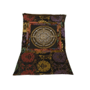 Ein quadratisches mandala thangka yantra kissen mit gold silber mandala und bunten blumen auf schwarzem stoff