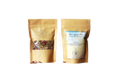 Zwei braune wiederverschließbare beutel ayamani naturals manifest tee ideal für meditation mit getrockneten kräutern sichtbar