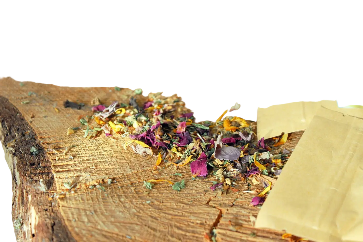 Bunt gefärbte Kräutermischung für Manifest Tea von Ayamani Naturals, 30 g, in einer offenen Teeschale.
