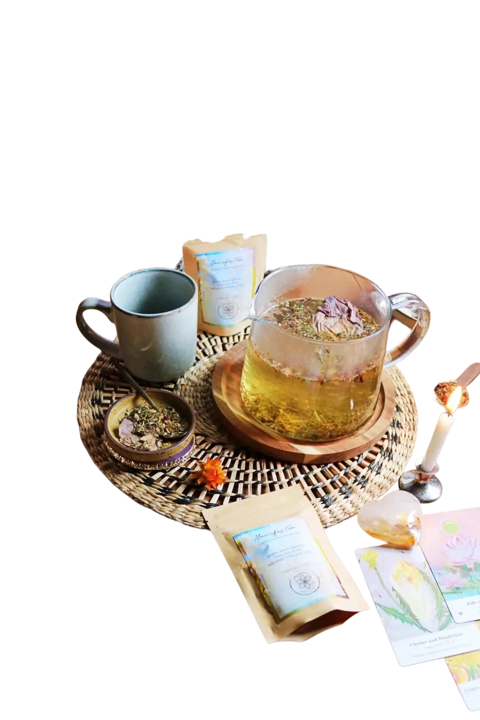 Manifest Tea Kräutermischung in Glaskaraffe, goldene Farbe, Ayamani Naturals, aromatischer Tee in gefüllter Karaffe, 30 g.