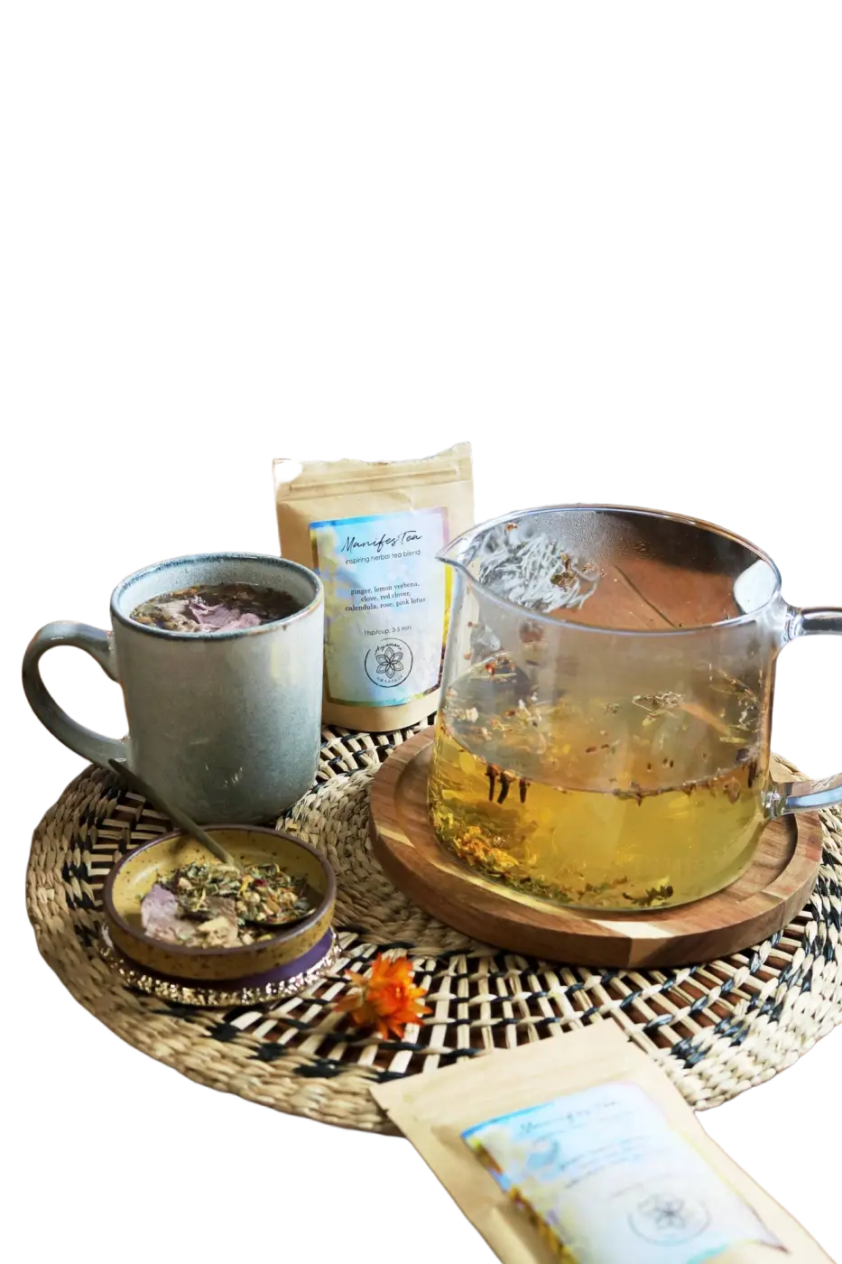 Manifest Tea Kräutermischung in Glasteekanne, aromatischer Kräutertee von Ayamani Naturals, 30 g, mit Henkel und Ausguss.